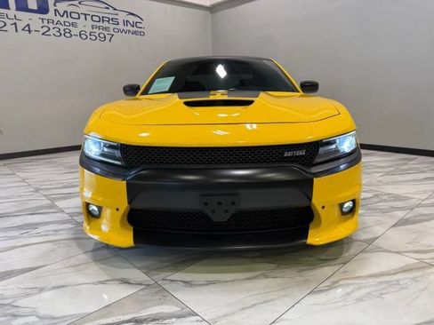 Used 2017 Dodge Charger R/T RWD image 2