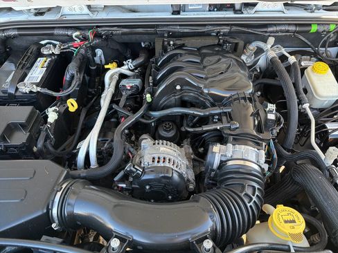 Used 2017 Jeep Wrangler Unlimited Rubicon w/ Connectivity Group image 15