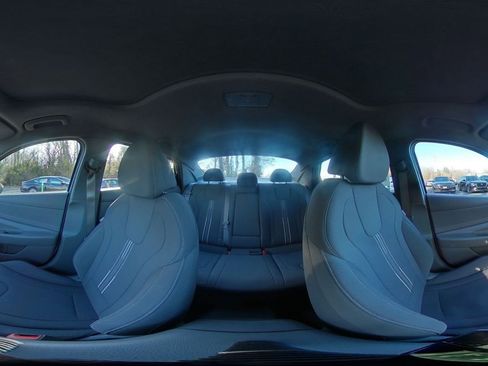 Used 2025 Hyundai Elantra SEL image 41