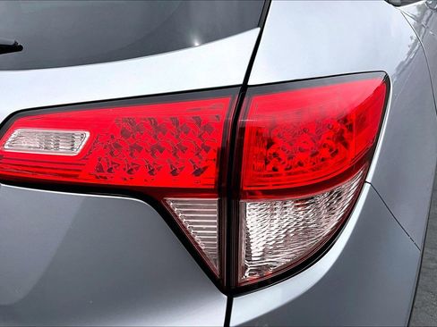 Used 2018 Honda HR-V EX image 29