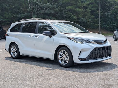 Used 2023 Toyota Sienna XSE AWD/4WD image 11