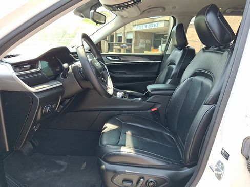 Used 2023 Jeep Grand Cherokee Limited AWD/4WD image 14
