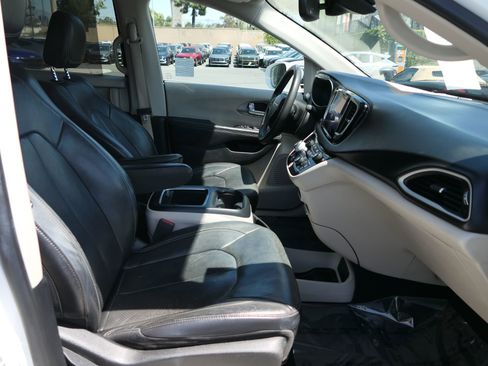 Used 2022 Chrysler Pacifica Touring-L FWD image 27