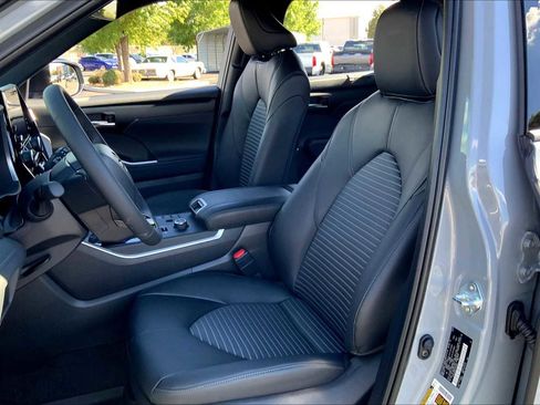 Certified 2025 Toyota Highlander XSE image 8