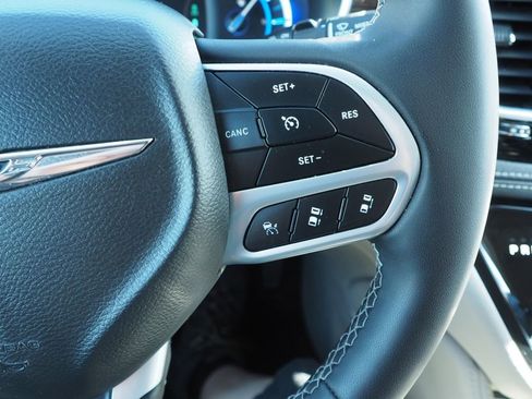 Used 2023 Chrysler Pacifica Limited FWD image 29