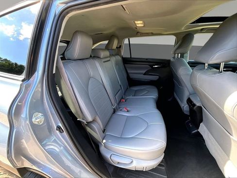 Used 2021 Toyota Highlander XLE AWD/4WD image 29
