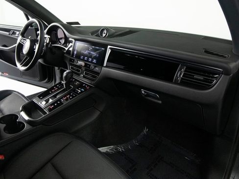 Certified 2025 Porsche Macan AWD/4WD image 27