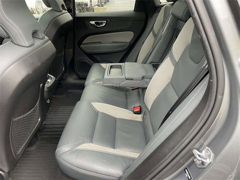 Used 2020 Volvo XC60 T5 R-Design image 10