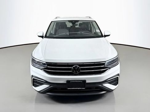 Used 2024 Volkswagen Tiguan SE FWD image 2