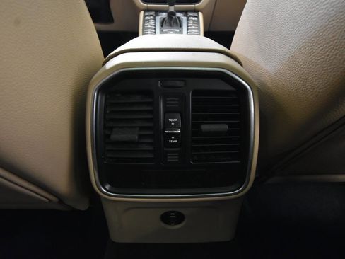 Used 2020 Porsche Macan image 20