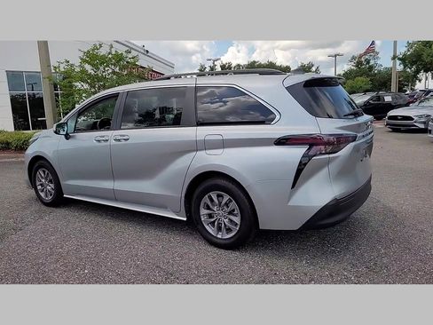 Used 2023 Toyota Sienna XLE image 21
