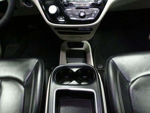 Used 2023 Chrysler Pacifica Touring-L FWD image 23