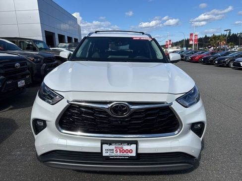 Used 2023 Toyota Highlander Platinum image 2