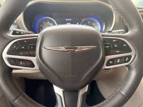 Used 2023 Chrysler Pacifica Touring-L FWD image 21