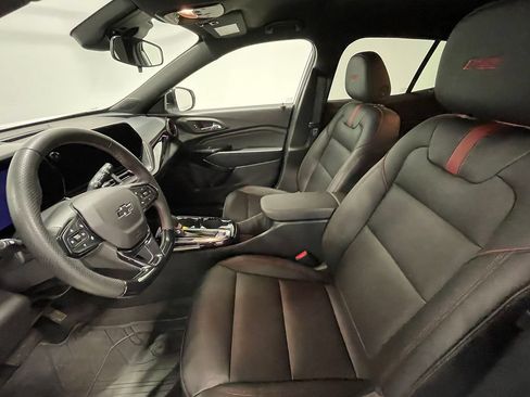 Used 2025 Chevrolet Trax RS FWD image 3