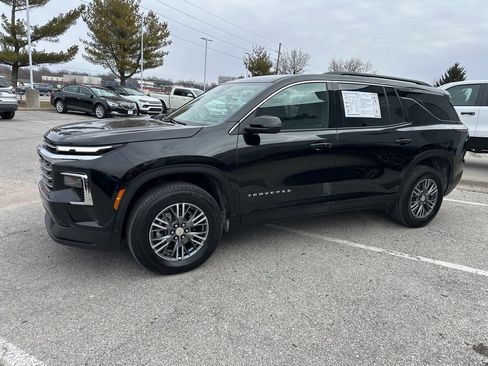 Used 2025 Chevrolet Traverse LT image 11