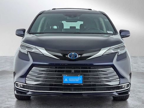 Used 2022 Toyota Sienna Platinum image 8