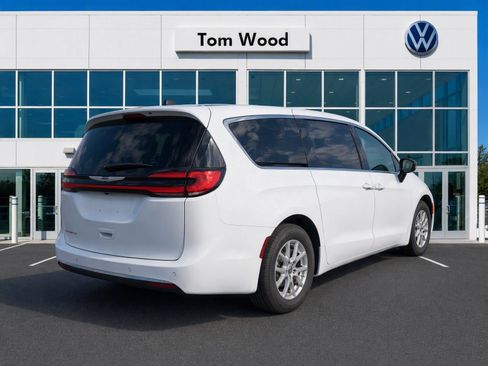 Used 2024 Chrysler Pacifica Touring-L FWD image 3