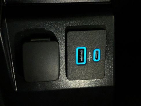 Certified 2022 Ford Explorer XLT w/ Equipment Group 202A image 27