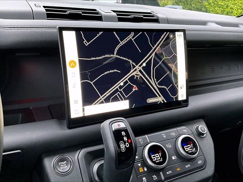 Used 2025 Land Rover Defender 90 X-Dynamic SE image 4