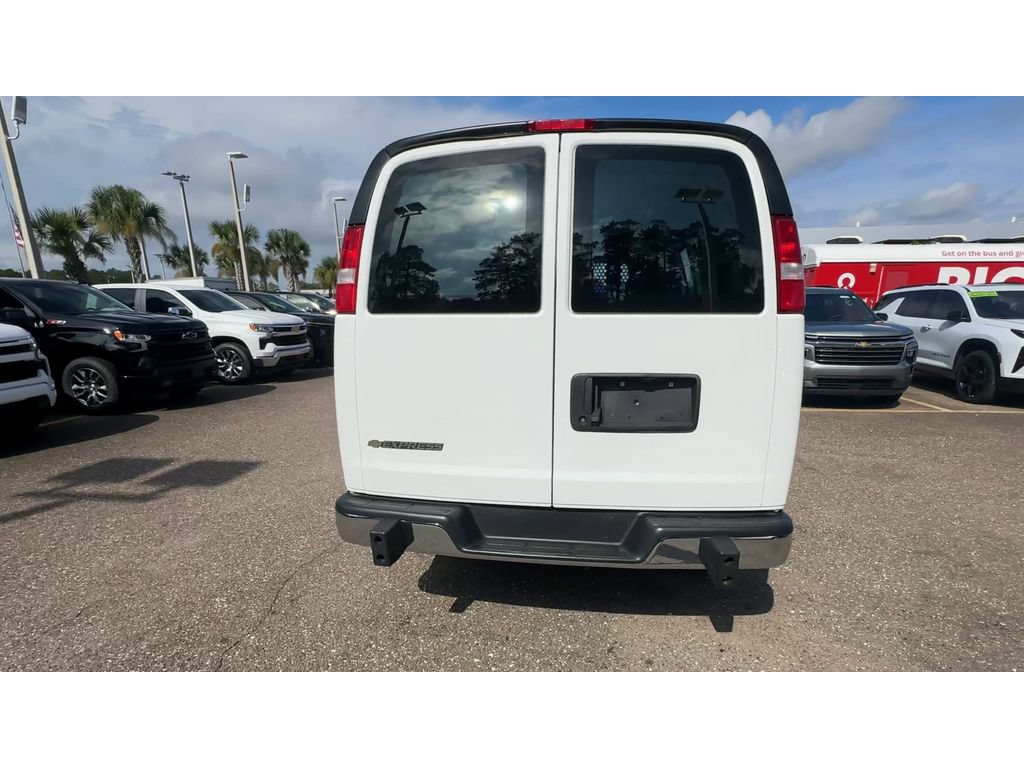 Used 2025 Chevrolet Express 2500 w/ Driver Convenience Package RWD image 3