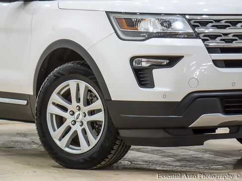 Used 2018 Ford Explorer XLT w/ Equipment Group 202A image 3