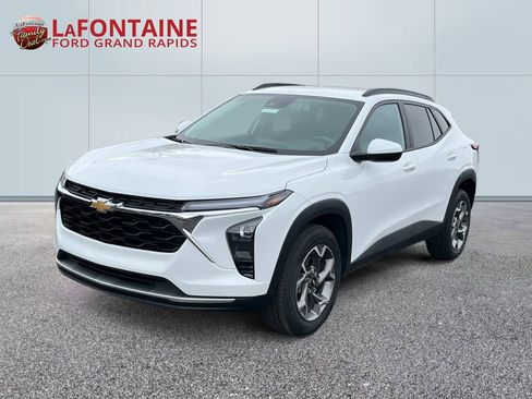 Used 2025 Chevrolet Trax LT FWD image 1