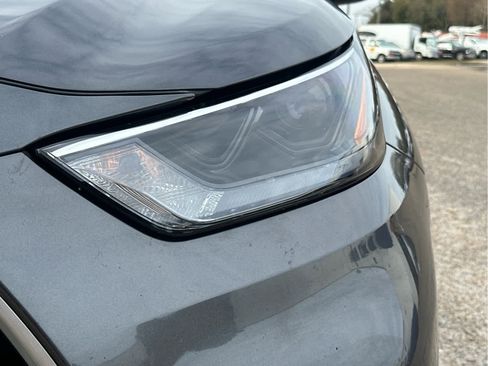 Used 2023 Toyota Highlander LE image 9