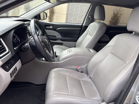 Used 2017 Toyota Highlander Limited image 16