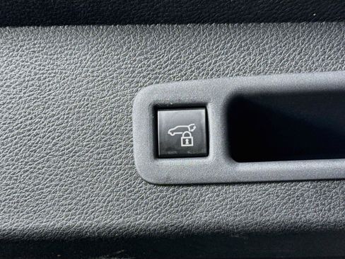Certified 2025 Toyota Sienna Limited FWD image 42