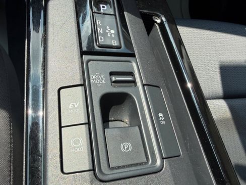 Used 2025 Toyota Prius LE FWD image 25