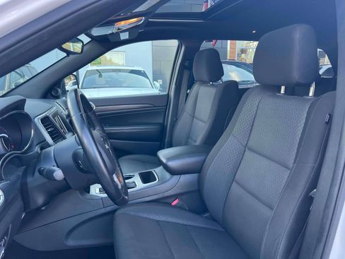 Used 2020 Jeep Grand Cherokee Laredo AWD/4WD image 25