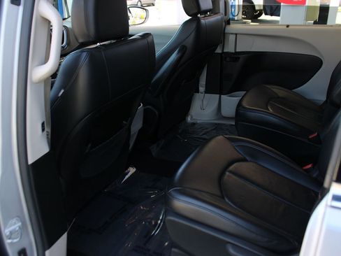 Used 2017 Chrysler Pacifica Premium image 24