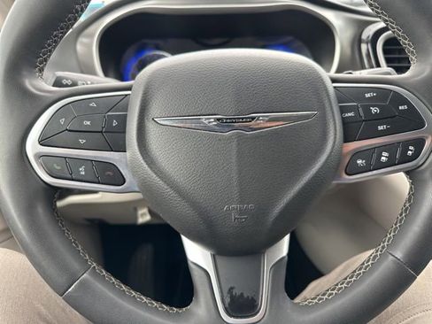 Used 2023 Chrysler Pacifica Touring-L FWD image 18