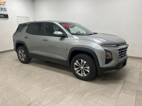 Used 2025 Chevrolet Equinox LT image 3