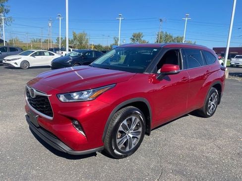 Used 2020 Toyota Highlander XLE image 1