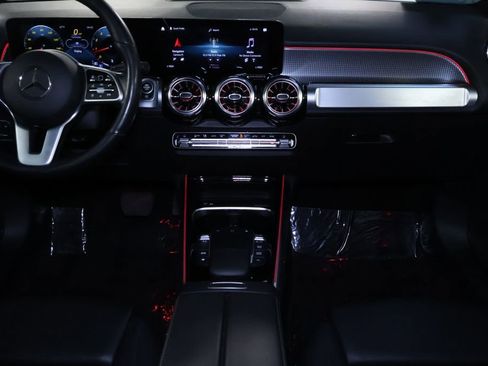Used 2022 Mercedes-Benz GLB 250 4MATIC w/ Premium Package image 19