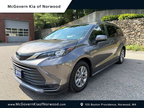 Used 2024 Toyota Sienna LE w/ LE Plus Package FWD image 1