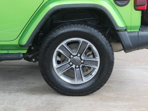 Used 2018 Jeep Wrangler Unlimited Sahara AWD/4WD image 16