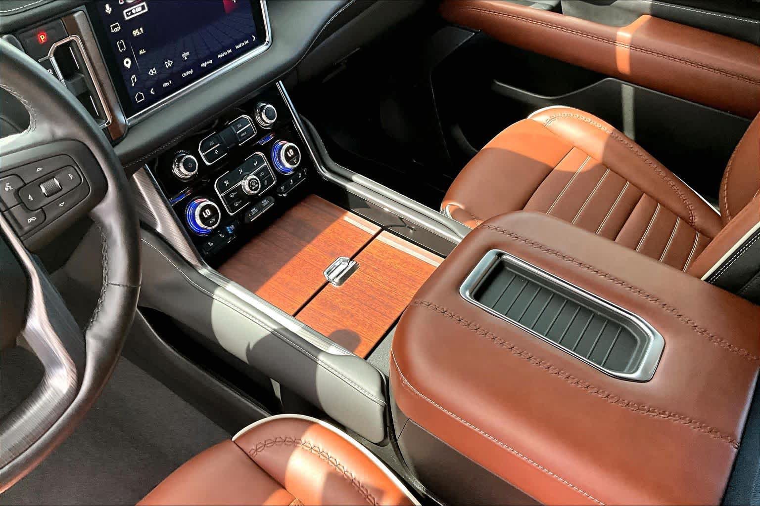 Used 2024 GMC Yukon XL Denali Ultimate AWD/4WD image 17