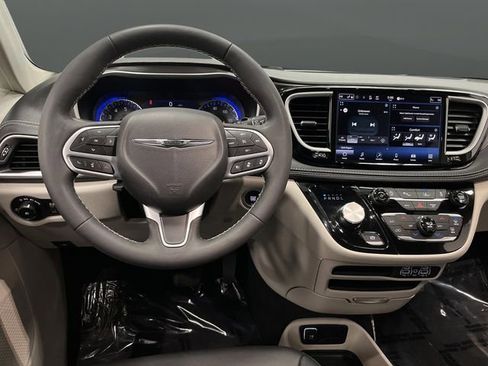 Certified 2024 Chrysler Pacifica Touring-L image 5