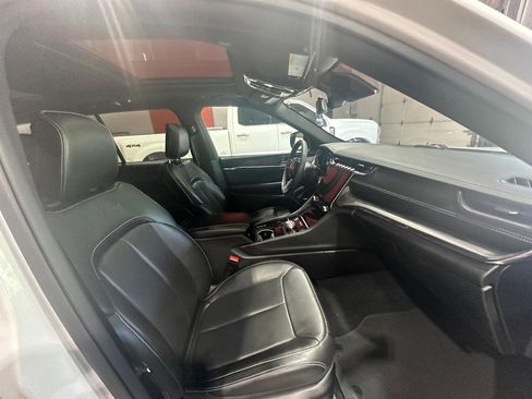 Used 2022 Jeep Grand Cherokee Overland AWD/4WD image 13