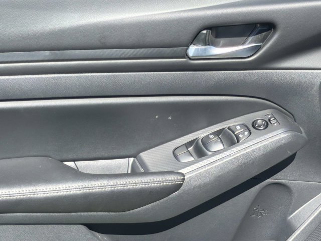 Used 2025 Nissan Altima 2.5 SV FWD image 18