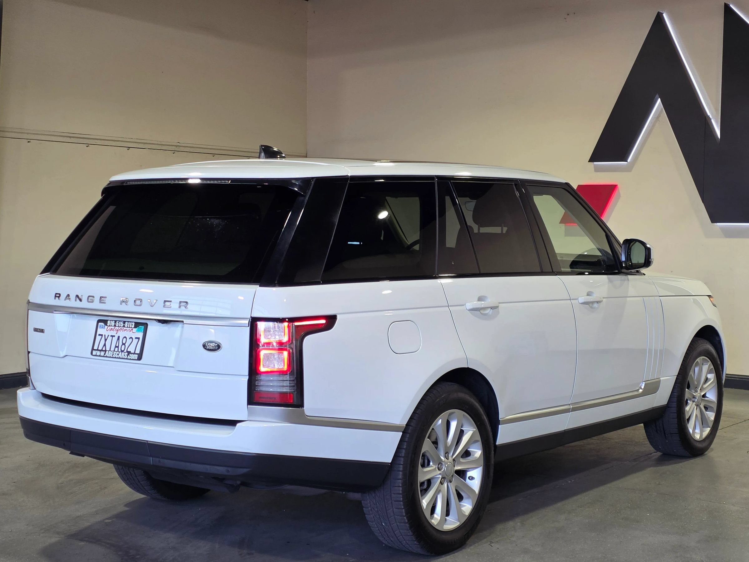 Used 2017 Land Rover Range Rover HSE AWD/4WD image 4