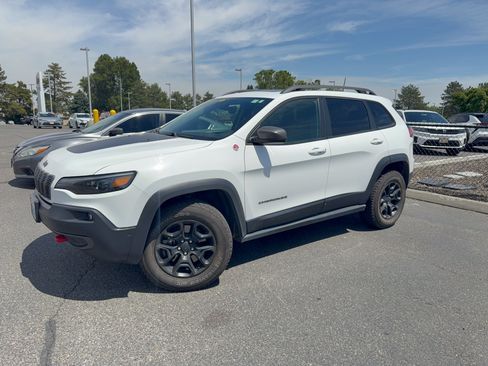Used 2019 Jeep Cherokee Trailhawk AWD/4WD image 3