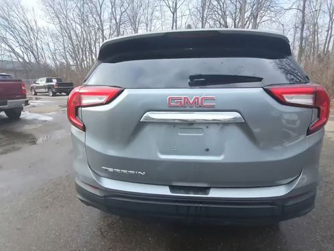 Used 2023 GMC Terrain SLE image 4