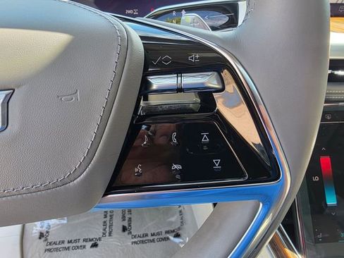 Used 2025 Cadillac Escalade Premium Luxury Platinum AWD/4WD image 33