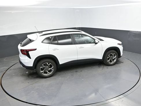 Used 2025 Chevrolet Trax LT FWD image 34