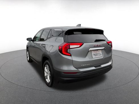 Used 2024 GMC Terrain SLE FWD image 9