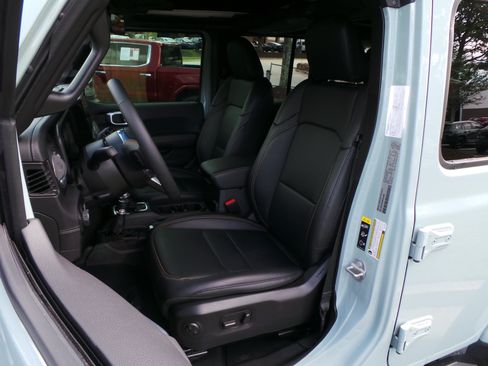 Used 2024 Jeep Wrangler Unlimited Sahara AWD/4WD image 9